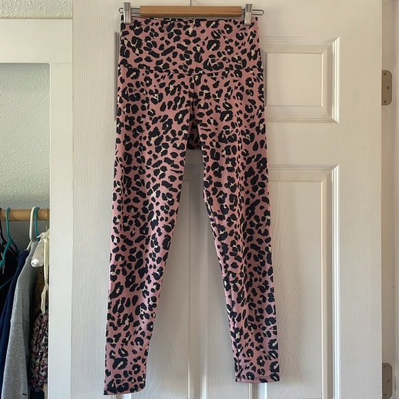 Onzie rose gold leopard 7/8 legging 🐆 - Picture 3 of 7